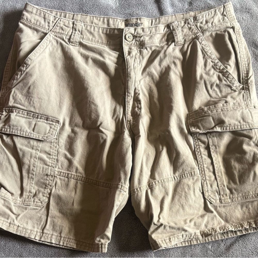 Wrangler Tan Cargo Shorts with Relaxed Fit